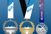 Eesti suurima rahvaspordisündmuse Tallinna Maratoni ja Sügisjooksu tänavusi juubelisärke ja -medaleid kaunistavad traditsioonilised tammelehtede motiivid.