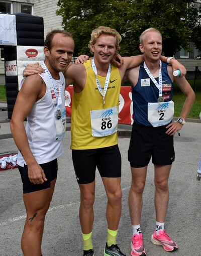 Kolm kiireimat osalejate medalitega finišis