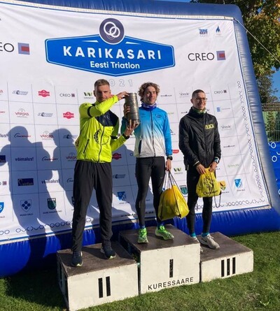 Kristjan Raiendi nimelist rändkarikat aitab võitjal Johannes Sikul hoida teisena lõpetanud Kevin Vabaorg