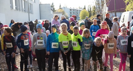 TÜRIL VÕTSID TOLLI TERVISERAJAL  OMAVAHEL MÕÕTU  NOORSPORTLASED